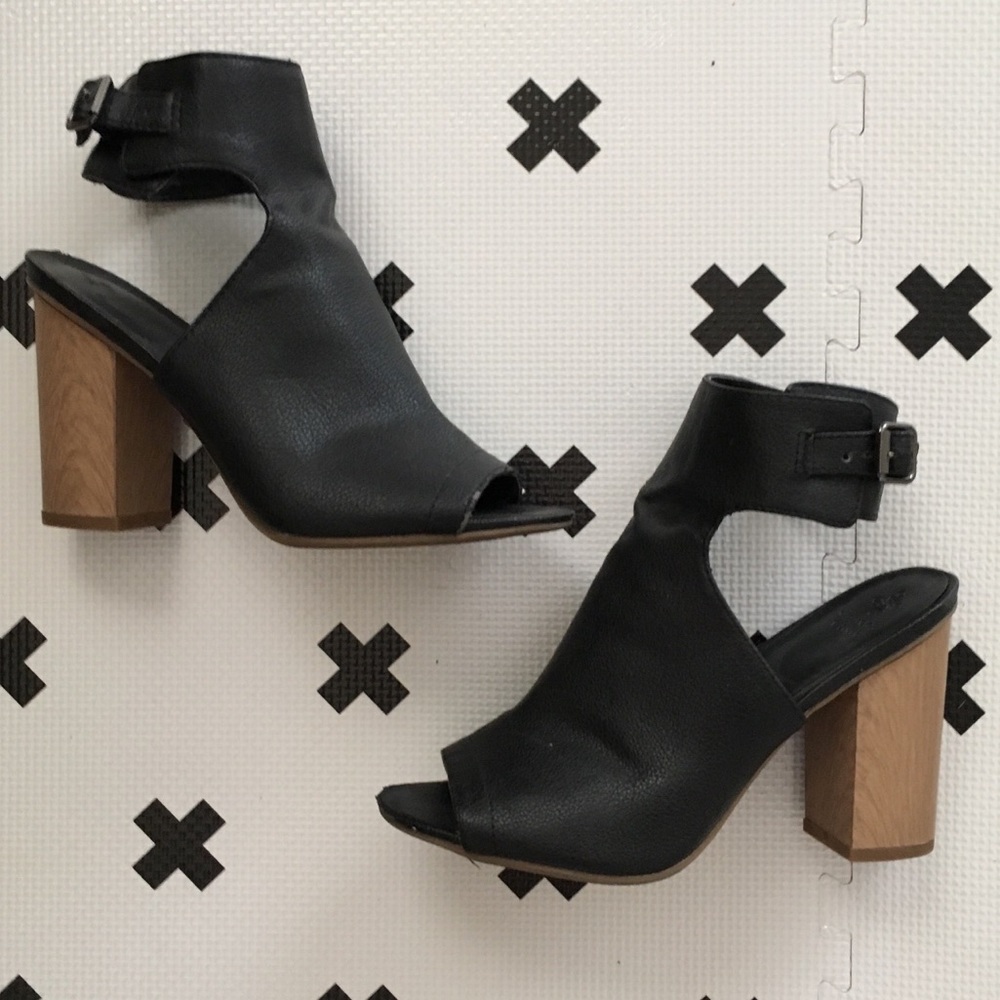 Simply Vera by Vera Wang Black Leather Ankle Heels